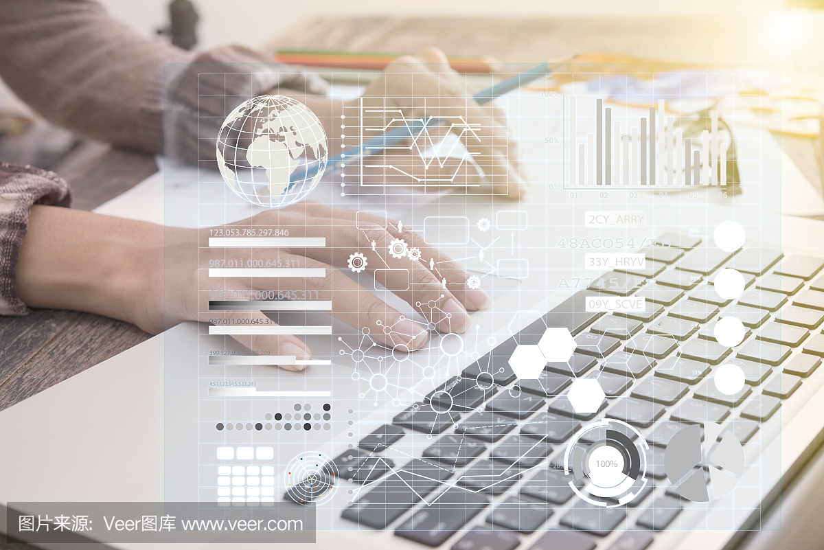 在辦公室電腦上做商業投資報表的商人。